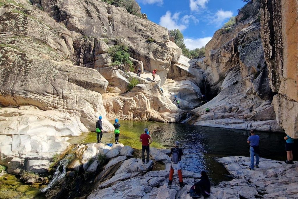 Canyoning et vasques naturelles dans l’intérieur de la Sardaigne en été