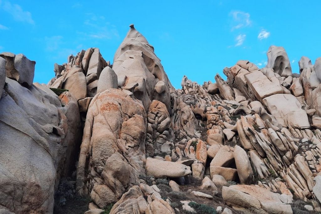 Paysage rocheux de Sardaigne en septembre, mer et reliefs