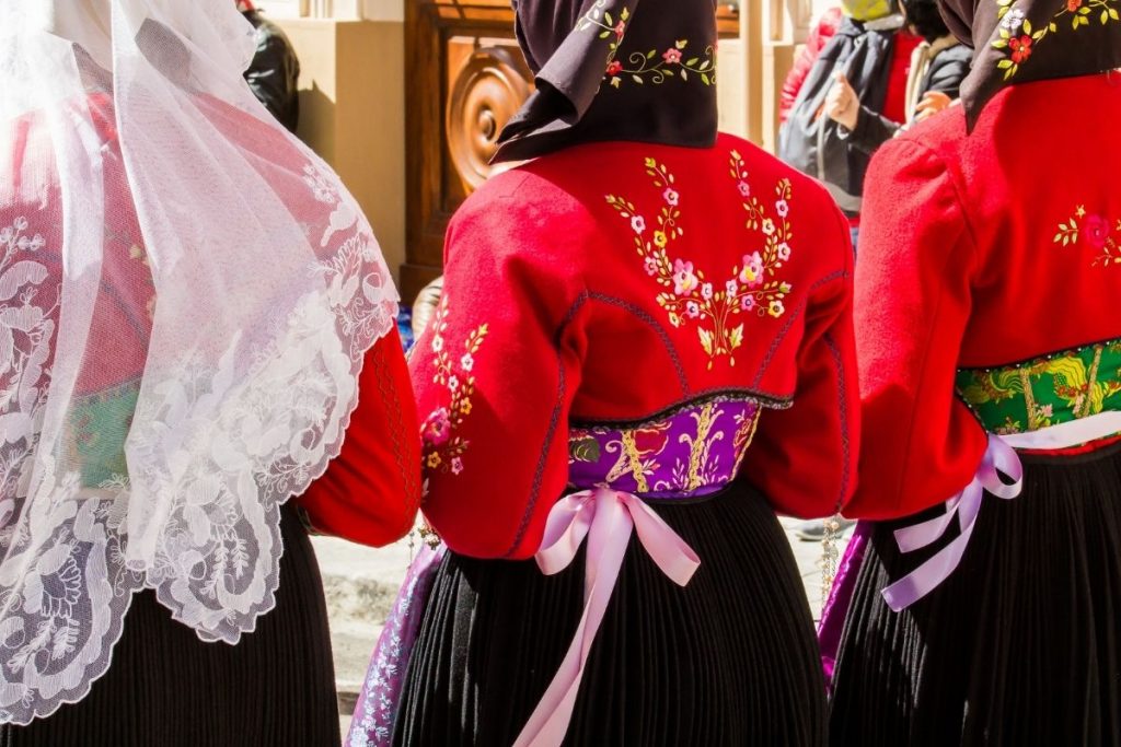 Costumes traditionnels sardes lors de la Festa del Redentore à Nuoro