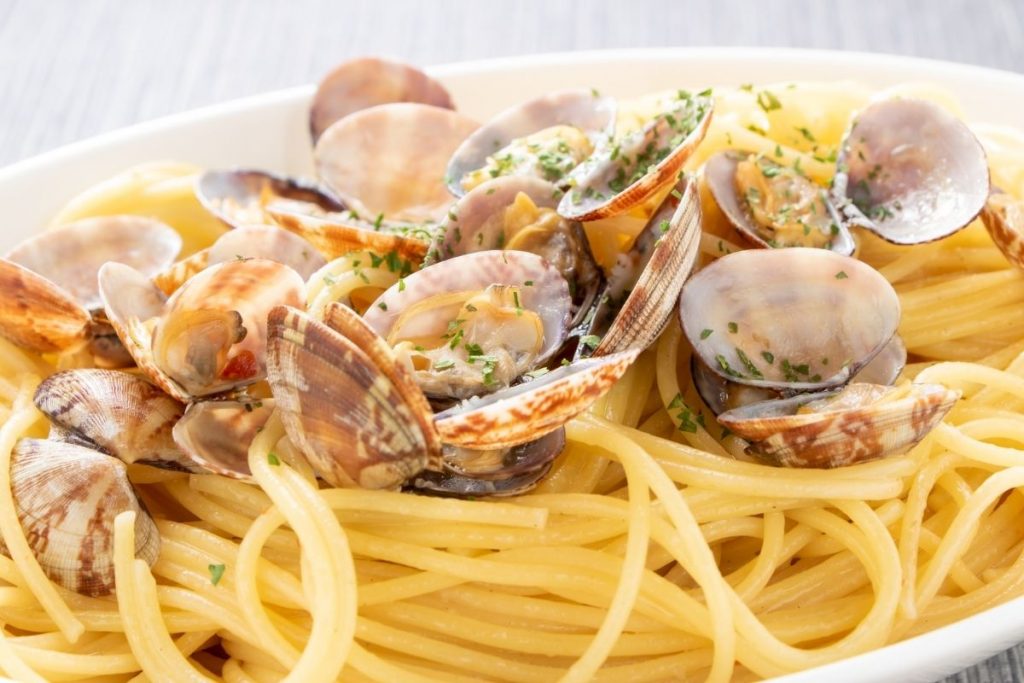 Plat estival à base de pâtes et de palourdes, pasta alle vongole