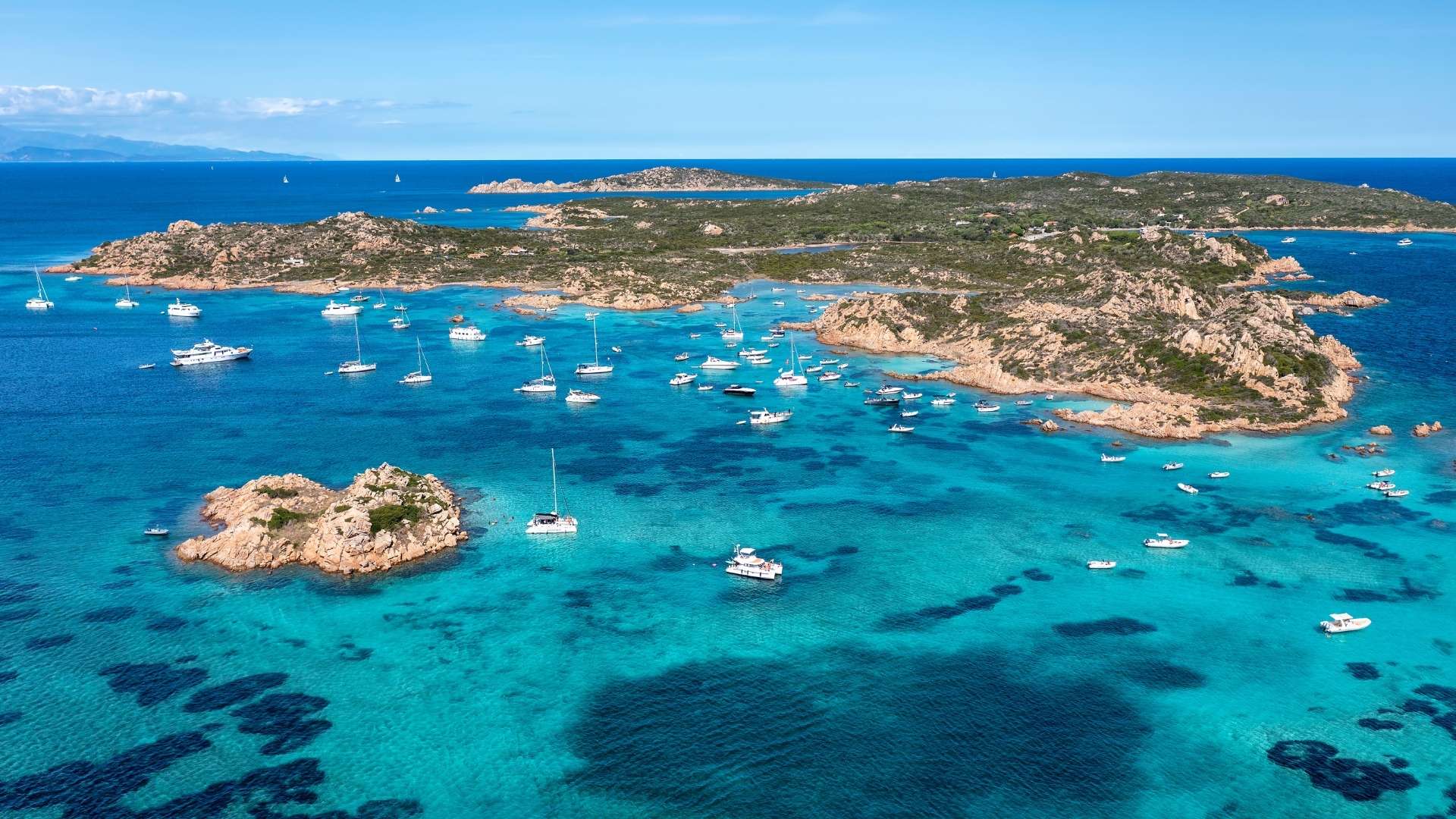 Archipel de La Maddalena en été, mer turquoise et navigation
