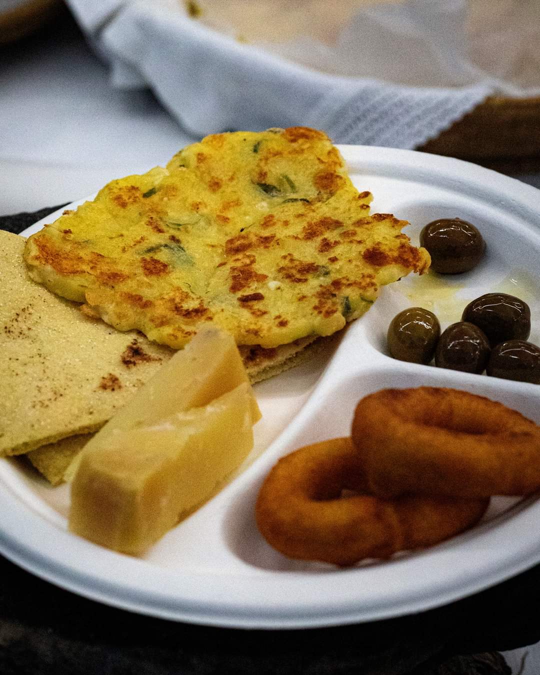 Spécialités sardes servies lors des fêtes d’Autunno in Barbagia en Sardaigne au mois de novembre