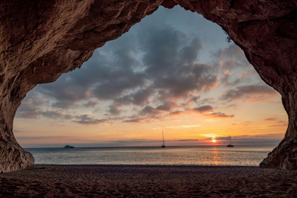 Cala Luna en Sardaigne, plage et lumière de fin de journée