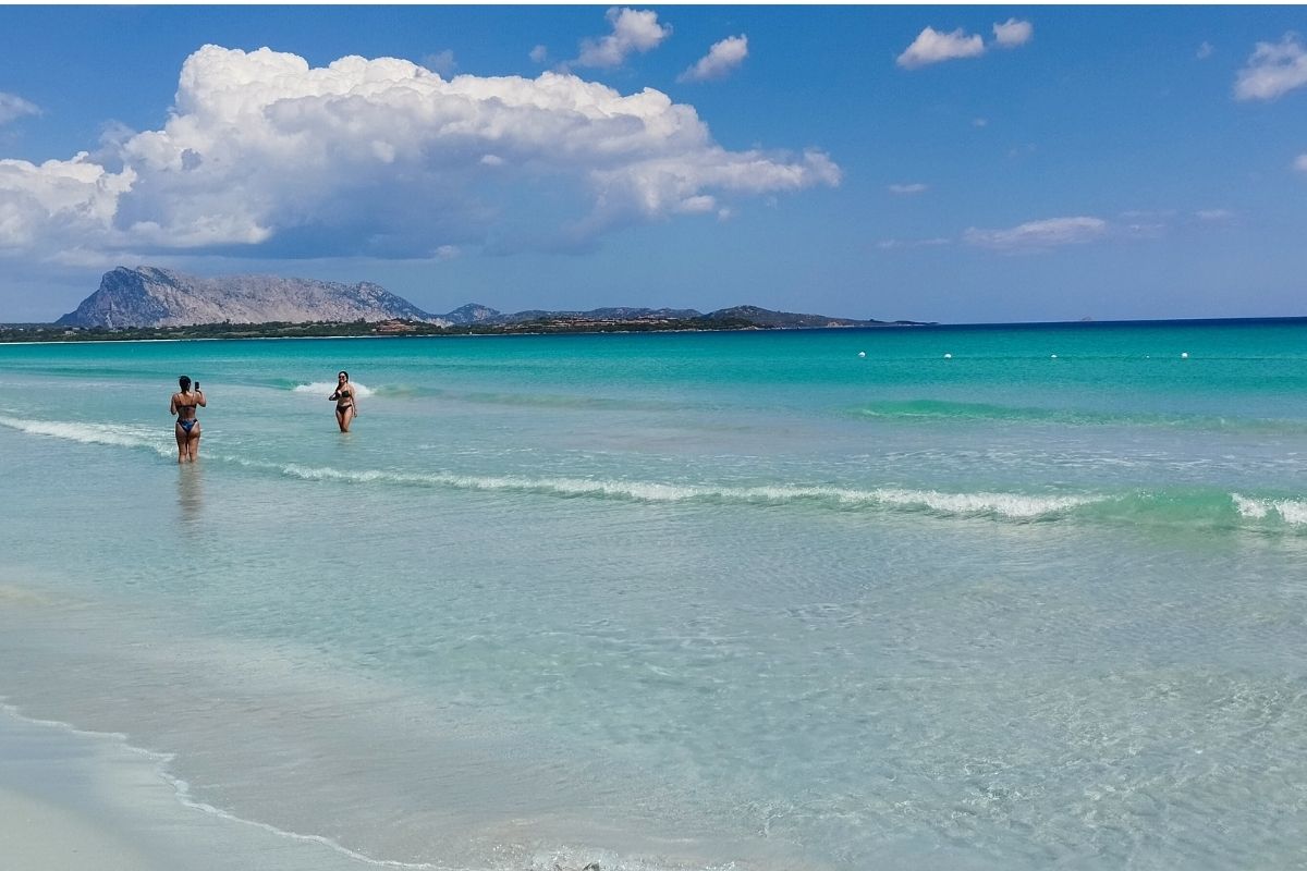 Plage de Sardaigne en octobre avec mer turquoise encore agréable pour la baignade