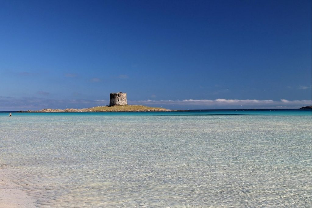 Plage de La Pelosa en Sardaigne, sable blanc et mer turquoise près de Stintino