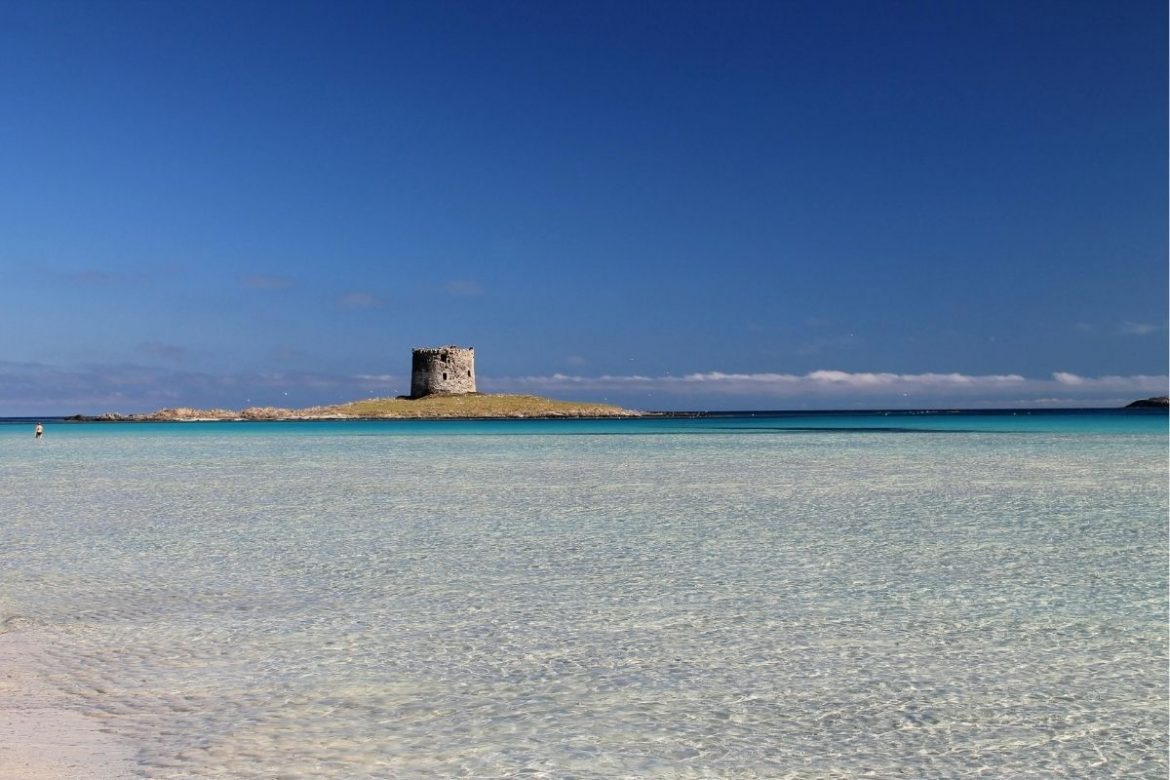 Plage de La Pelosa en Sardaigne, sable blanc et mer turquoise près de Stintino
