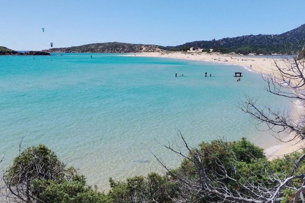 Plage de Su Giudeu à Chia en Sardaigne au mois de mai, eau turquoise et sable clair dans le sud-ouest de l’île