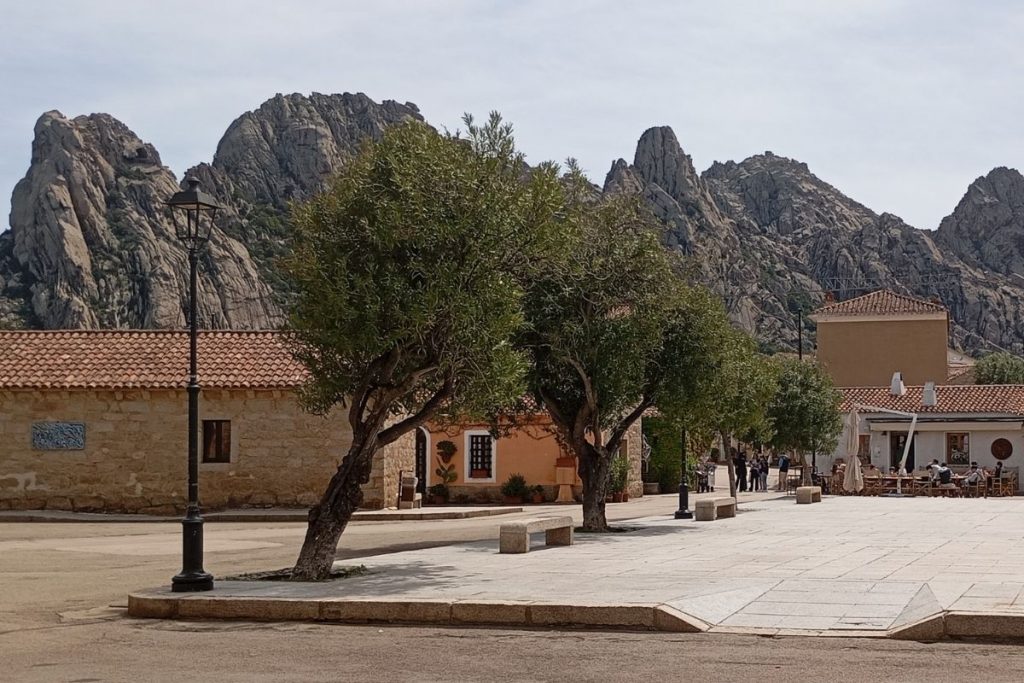 San Pantaleo village de Sardaigne entouré de montagnes granitiques