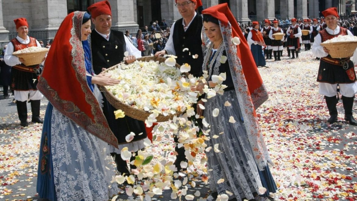 Procession de Sant’Efisio à Cagliari, avec les costumes traditionnels venus de toute la Sardaigne