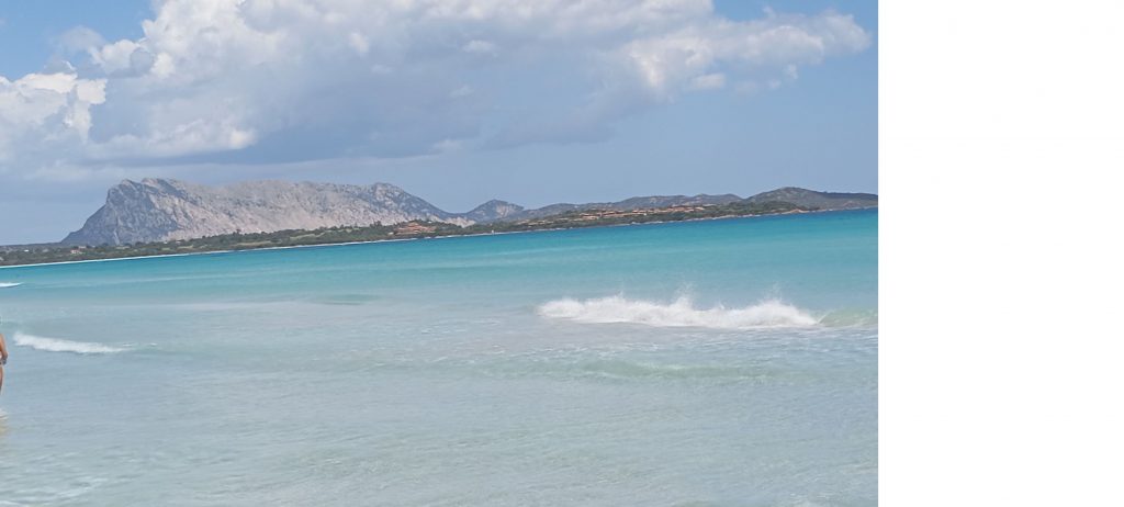 Plage de La Cinta à San Teodoro, sable blanc et mer turquoise face au massif de Tavolara.
