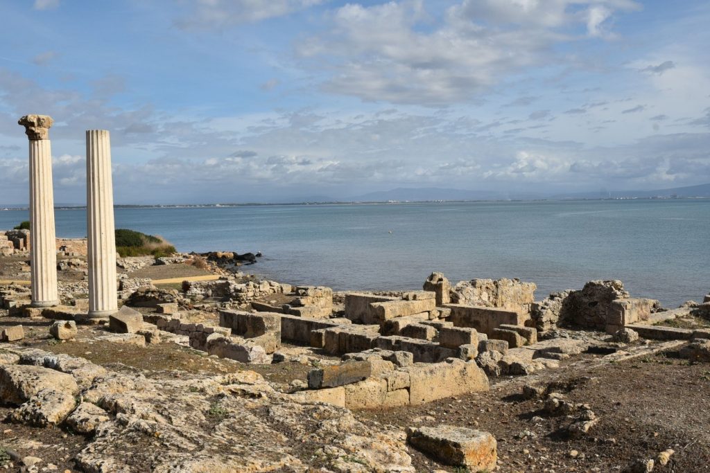 Ruines antiques du site archéologique de Tharros avec vue sur la mer, péninsule du Sinis en Sardaigne