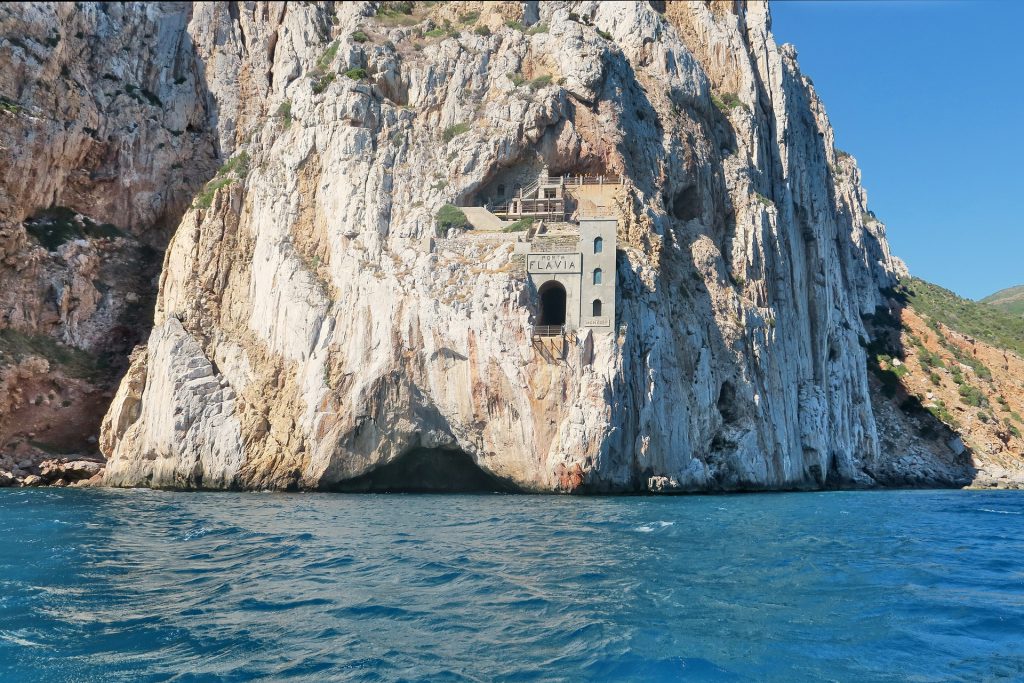 Porto Flavia, port minier creusé dans la falaise du Sulcis, conçu pour l’exportation des minerais vers la mer