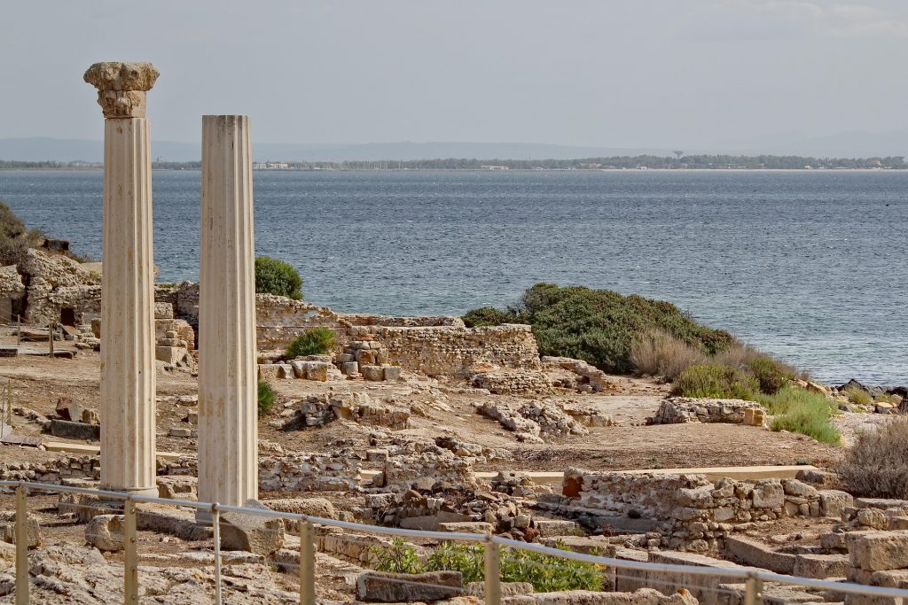 Vestiges antiques de Tharros sur la côte ouest de la Sardaigne, près d’Oristano