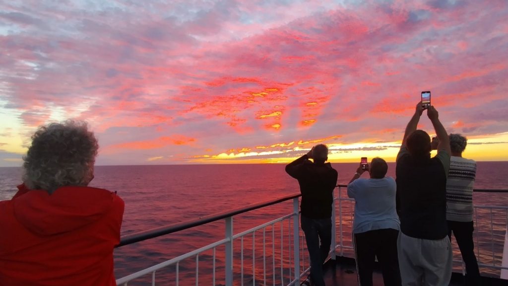 Ferry assurant une liaison maritime vers la Sardaigne au coucher du soleil